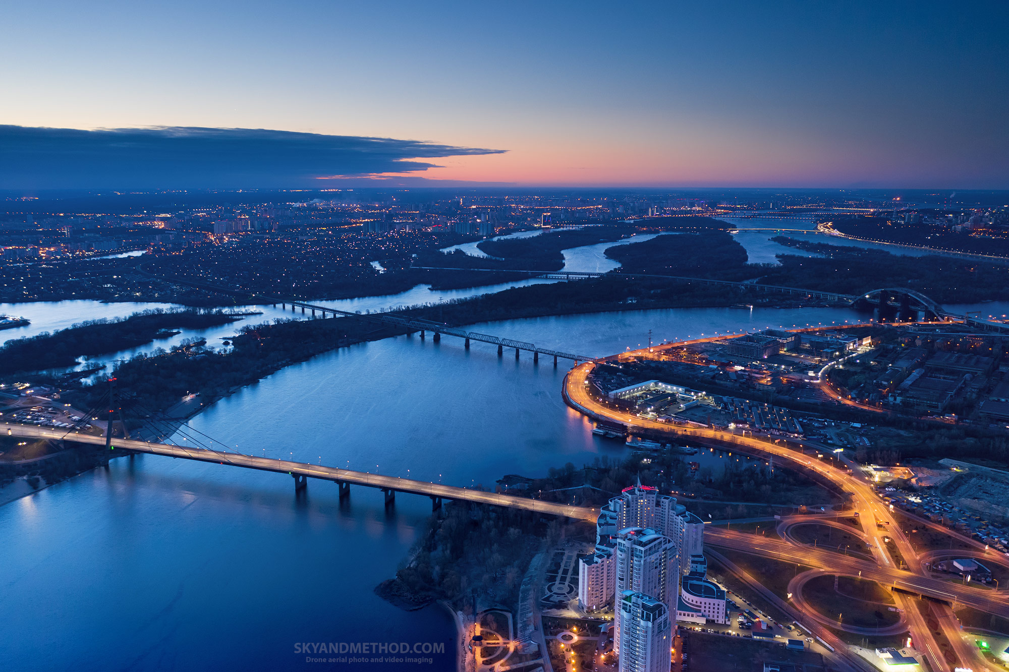 Ночной Киев с высоты. Рыбальский полуостров