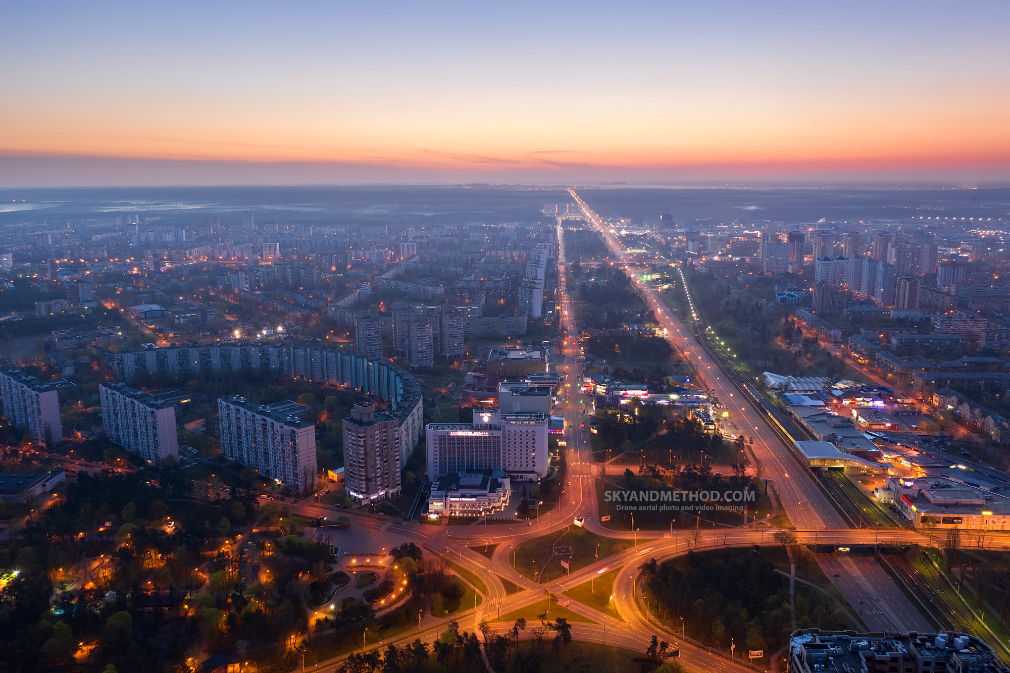 Ночной Киев с высоты. Парк Победы на рассвете