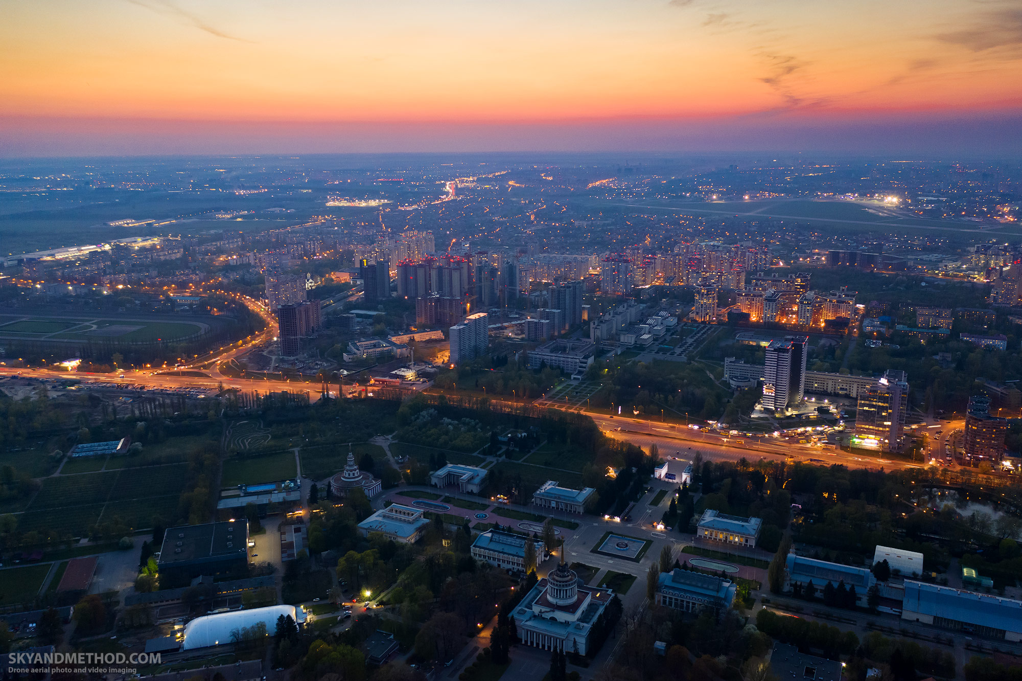 Ночной Киев с высоты. ВДНХ на закате