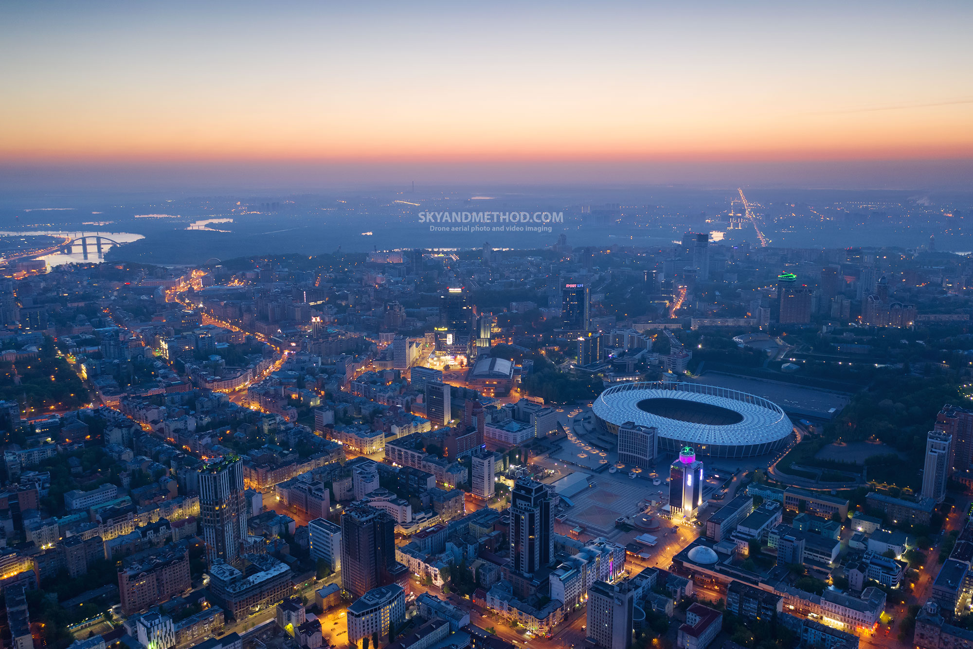 Ночной Киев с высоты. НСК Олимпийский на рассвете