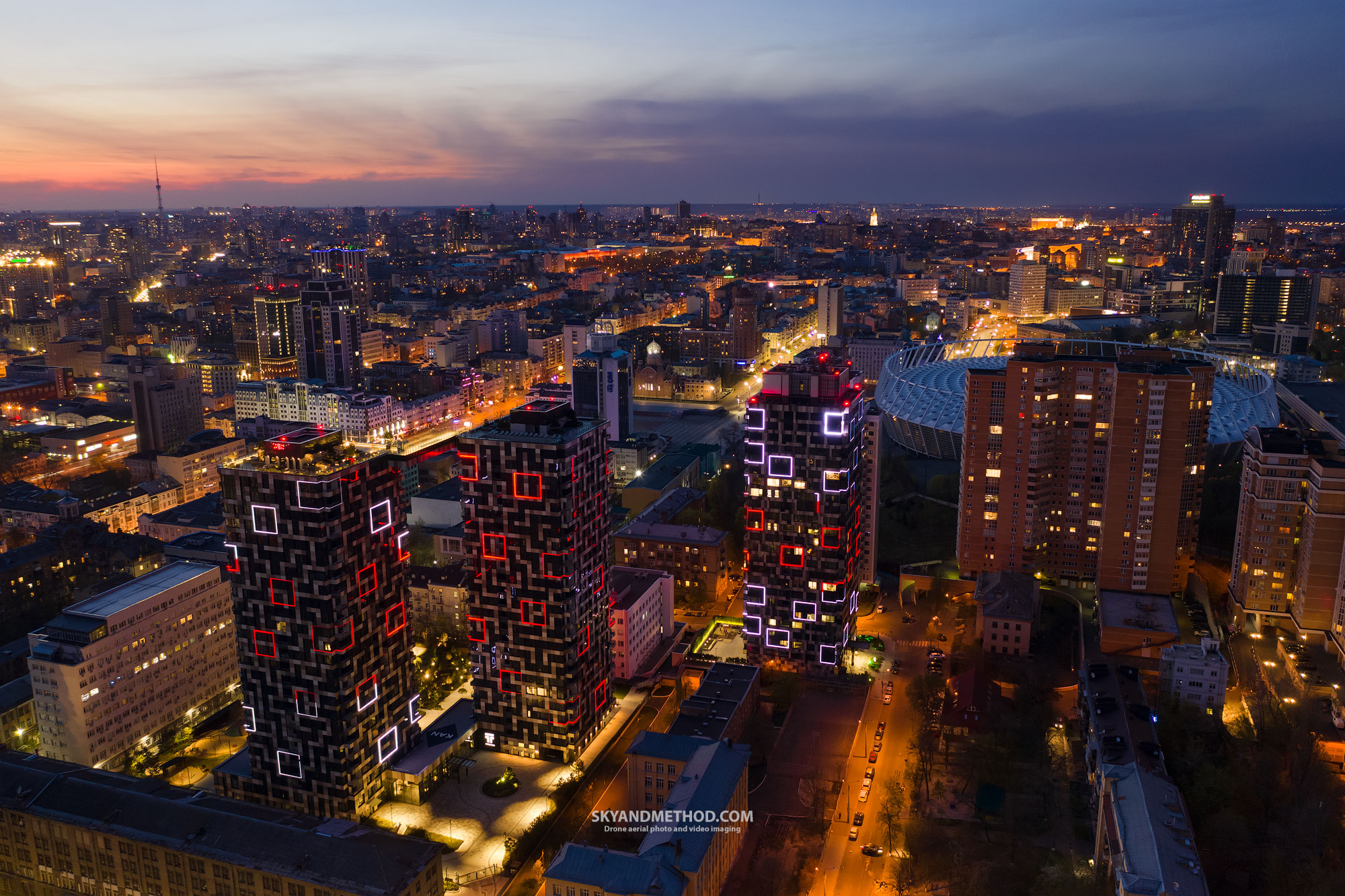 Вид на вечерний Киев и ЖК Tetris Hall