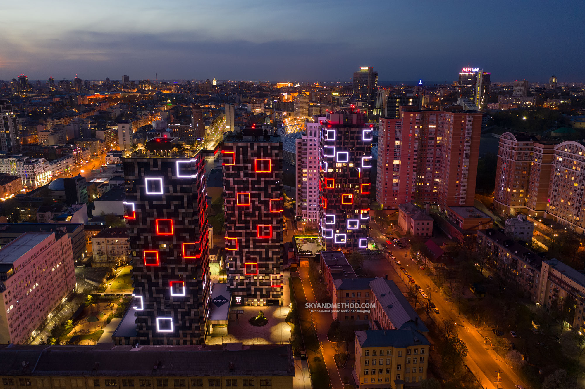Вид на вечерний Киев и ЖК Tetris Hall